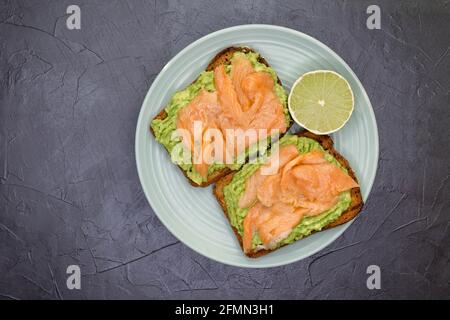 Toast fatti in casa su fondo grigio di cemento. Cibo sano Foto Stock