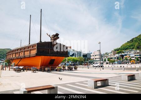 Yeosu, Corea - 26 Aprile 2021 : Ammiraglio Yi Sun-shin Square Turtle Ship Foto Stock