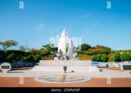 Yeosu, Corea - 26 aprile 2021 : monumento commemorativo dei pescatori al parco Dolsan Foto Stock