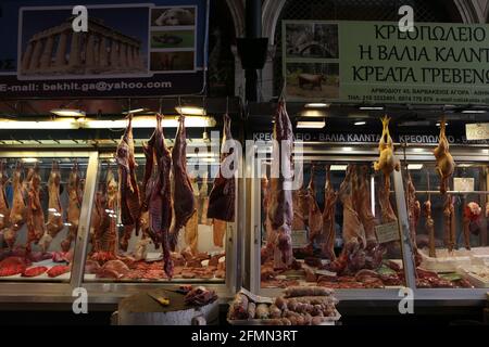 Varvakios mercato della carne, prima della Pasqua ortodossa, nel centro di Atene. Mangiare l'agnello, di solito arrostito intero su uno spiedo, è tradizionale per la Pasqua greca, che è di gran lunga la festa religiosa più importante dell'anno in questo paese prevalentemente ortodosso. Foto Stock