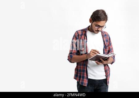 Libro di lettura degli studenti dell'università indiana su sfondo bianco. Foto Stock