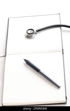 Stetoscopio nero che giace sul diario, medicina. Foto Stock