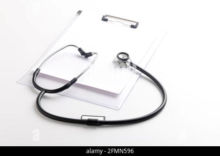 Stetoscopio nero che giace sul diario, medicina. Foto Stock