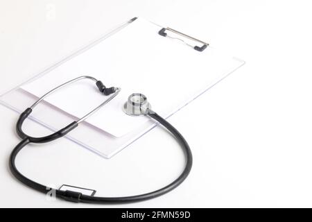Stetoscopio nero che giace sul diario, medicina. Foto Stock