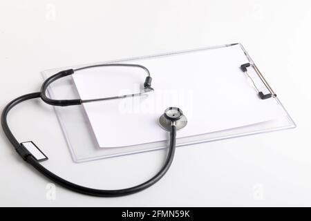 Stetoscopio nero che giace sul diario, medicina. Foto Stock