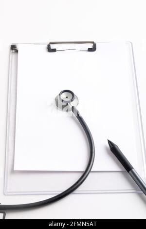 Stetoscopio nero che giace sul diario, medicina. Foto Stock