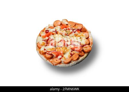 Salsiccia e Crab Stick Pizza isolato su sfondo bianco. Foto Stock