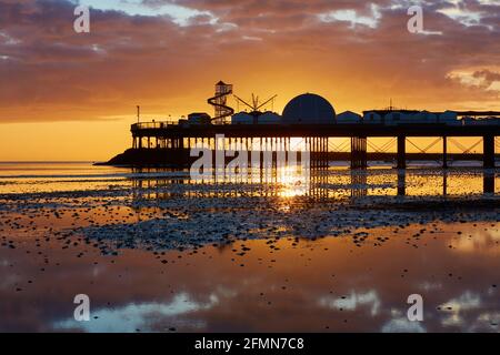 Herne Bay, Kent, Regno Unito. 11 Maggio 2021: Tempo nel Regno Unito. Alba al molo di Herne Bay. Con il paese che esce di blocco e l'estate che si avvicina le località costiere si aspettano un afflusso di turisti come la gente vacanza nel Regno Unito. Il tempo è impostato per essere caldo con una miscela di sole e docce per i prossimi giorni. Credit: Alan Payton/Alamy Live News Foto Stock