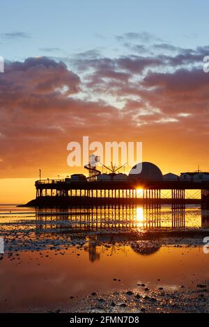 Herne Bay, Kent, Regno Unito. 11 Maggio 2021: Tempo nel Regno Unito. Alba al molo di Herne Bay. Con il paese che esce di blocco e l'estate che si avvicina le località costiere si aspettano un afflusso di turisti come la gente vacanza nel Regno Unito. Il tempo è impostato per essere caldo con una miscela di sole e docce per i prossimi giorni. Credit: Alan Payton/Alamy Live News Foto Stock