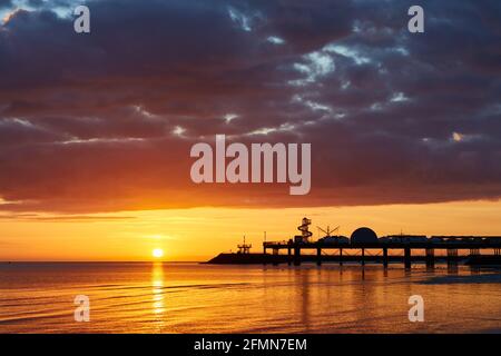 Herne Bay, Kent, Regno Unito. 11 Maggio 2021: Tempo nel Regno Unito. Alba al molo di Herne Bay. Con il paese che esce di blocco e l'estate che si avvicina le località costiere si aspettano un afflusso di turisti come la gente vacanza nel Regno Unito. Il tempo è impostato per essere caldo con una miscela di sole e docce per i prossimi giorni. Credit: Alan Payton/Alamy Live News Foto Stock