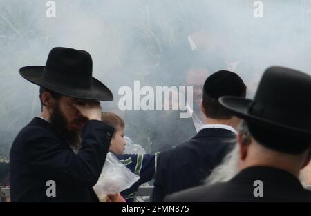 Ebrei ortodossi che bruciano pane e Chametz come parte dei preparativi per la Pasqua a Bnei Brak, Israele. Foto Stock