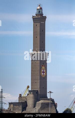 Genova lanterna simbolo della città su sfondo con cielo nuvoloso Foto Stock