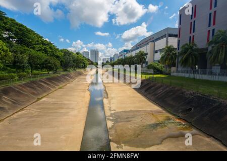 Ampio sistema di drenaggio che canalizza l'acqua piovana fino al serbatoio più vicino, potenziamento della protezione dalle inondazioni da PUB, Singapore. Foto Stock