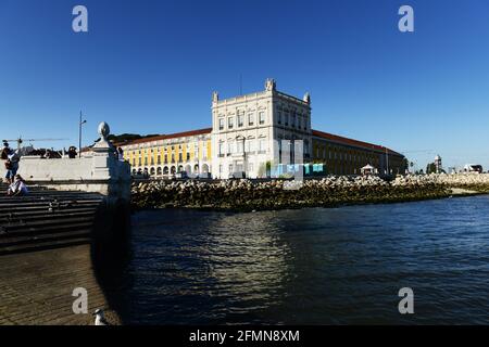 Piazza del commercio nel cuore di Lisbona della vecchia città. Foto Stock