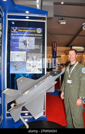 Stand promozionale Joint Strike Fighter nella sala espositiva di Farnborough International Airshow 2010. Modello con display Lockheed Martin F-35 Foto Stock