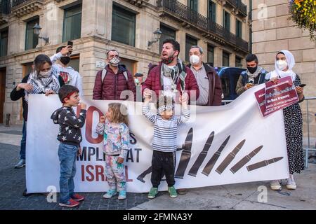 Barcellona, Catalogna, Spagna. 10 maggio 2021. Manifestanti con bambini sono visti con un banner.la Comunità Palestinese della Catalogna ha dimostrato contro lo Stato di Israele, di fronte alla generalità della Catalogna, Per gli incidenti verificatisi negli ultimi giorni, in cui almeno 169 palestinesi sono stati feriti dalla polizia israeliana nei pressi della moschea di al Aqsa a Gerusalemme. I Palestinesi protestano contro i piani di sfratto di più di 30 famiglie nello sceicco Jarrah per far posto al popolo israeliano Credit: Thiago Prudencio/DAX/ZUMA Wire/Alamy Live News Foto Stock