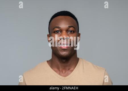 Uomo dalla pelle scura che guarda di buon umore Foto Stock