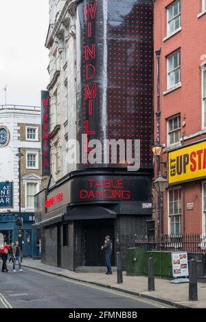 Il Windmill Theatre, precedentemente il piu' famoso strip club di Soho, rinasce come un cocktail bar di celebrita'. Great Windmill Street, Soho, Londra, Inghilterra, Regno Unito Foto Stock