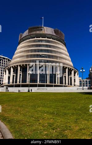 Sir Basil Spence progettò Beehive l'ala esecutiva del governo neozelandese. Wellington. Foto Stock