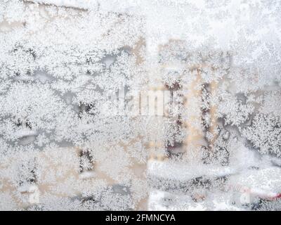 vetro smerigliato e vista delle case urbane in città nella giornata invernale (concentrarsi sulla superficie del parabrezza) Foto Stock