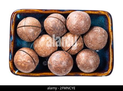 vista dall'alto di noci di macadamia cucite nella tazza ritagliata sfondo bianco Foto Stock