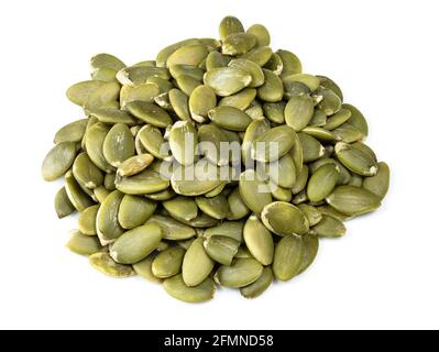 manciata di semi di zucca pelati su sfondo bianco Foto Stock