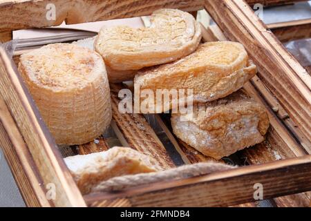 Contadini formaggio tradizionale in scatola di legno è venduto al mercato locale paese. Produzione di formaggio. Foto Stock