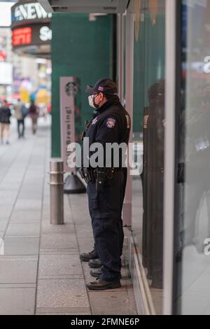 New York City, Stati Uniti. 10 maggio 2021. Presenza extra della polizia a Times Square dopo le riprese di sabato, dove due adulti e un bambino sono stati feriti. New York City, New York USA 10 maggio 2021 (Foto di Steve Sanchez/SipaUSA). Credit: Sipa USA/Alamy Live News Foto Stock