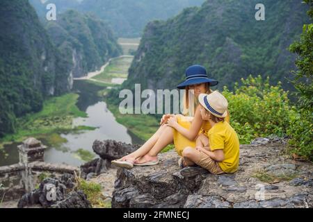 Madre e figli turisti sul lago Tam Coc e pagoda del tempio di Hang Mua, Ninh Binh, Viet nam. È un sito patrimonio dell'umanità dell'UNESCO, rinomato per il suo Foto Stock