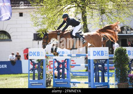 Redefin, Germania. 09 maggio 2021. Riders Tour, Grand Prix, gara di salto allo state Stud Redefin. Andre Thieme dalla Germania su Chakaria. Credit: Daniel Reinhardt/dpa/Alamy Live News Foto Stock