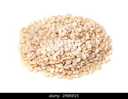 manciata di urad dal grezzo (grammo nero diviso) fagioli closeup su sfondo bianco Foto Stock