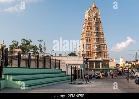 Mysuru, Karnataka, India - Gennaio 2019: La torre gopuram dell'antico tempio indù di Chamundeshwara nelle colline di Chamundi nella città di Mysore. Foto Stock