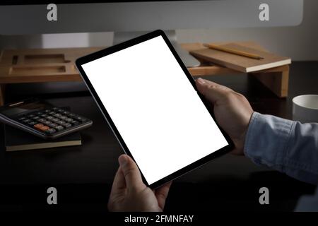 Uomo che tiene il design del tablet a schermo vuoto primo piano dell'ipad simulazione di un computer tablet Foto Stock