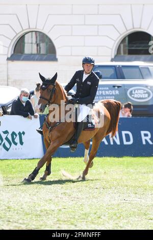 Redefin, Germania. 09 maggio 2021. Riders Tour, Grand Prix, gara di salto allo state Stud Redefin. Andre Thieme dalla Germania su Chakaria. Credit: Daniel Reinhardt/dpa/Alamy Live News Foto Stock