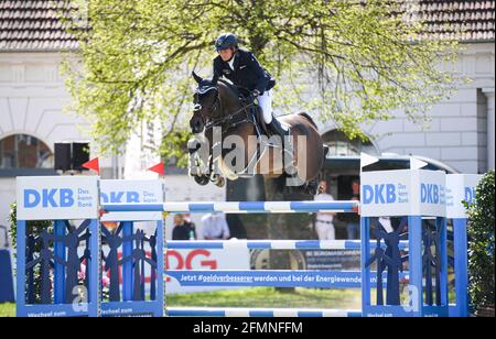 Redefin, Germania. 09 maggio 2021. Riders Tour, Grand Prix, gara di salto allo state Stud Redefin. Toni Haßmann dalla Germania su Contendrix. Credit: Daniel Reinhardt/dpa/Alamy Live News Foto Stock