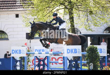 Redefin, Germania. 09 maggio 2021. Riders Tour, Grand Prix, gara di salto allo state Stud Redefin. Ebba Johansson dalla Svezia su Cantolar. Credit: Daniel Reinhardt/dpa/Alamy Live News Foto Stock