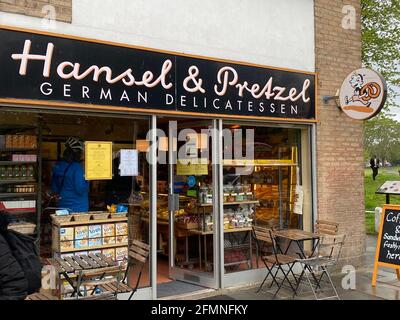 Londra, Regno Unito. 11 Maggio 2021. Immagine esterna della panetteria tedesca "Hansel & Pretzel" nel quartiere londinese di Richmond. (A dpa 'Rye for the Toast Nation: German Bread in Great Britain') Credit: Benedikt von Imhoff/dpa/Alamy Live News Foto Stock