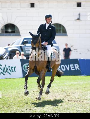 Redefin, Germania. 09 maggio 2021. Riders Tour, Grand Prix, gara di salto allo state Stud Redefin. Jens Baackmann dalla Germania su Campedu. Credit: Daniel Reinhardt/dpa/Alamy Live News Foto Stock