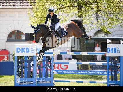 Redefin, Germania. 09 maggio 2021. Riders Tour, Grand Prix, gara di salto allo state Stud Redefin. Clarissa Crotta dalla Svizzera a Yoghi. Credit: Daniel Reinhardt/dpa/Alamy Live News Foto Stock