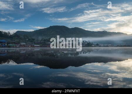 Villaggio cinese riflessione nel lago Foto Stock