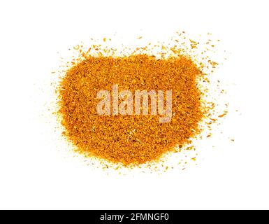 Cumulo di zafferano meretiano macinato (fiori di Marigold secchi) primo piano su sfondo bianco Foto Stock