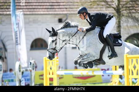 Redefin, Germania. 09 maggio 2021. Riders Tour, Grand Prix, gara di salto allo state Stud Redefin. Thibault Philippaerts dal Belgio su Zayado. Credit: Daniel Reinhardt/dpa/Alamy Live News Foto Stock