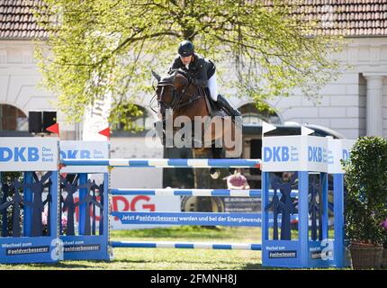 Redefin, Germania. 09 maggio 2021. Riders Tour, Grand Prix, gara di salto allo state Stud Redefin. Philip Rüping dalla Germania su Casallco. Credit: Daniel Reinhardt/dpa/Alamy Live News Foto Stock