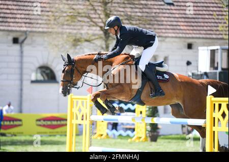 Redefin, Germania. 09 maggio 2021. Riders Tour, Grand Prix, gara di salto allo state Stud Redefin. Andre Thieme dalla Germania su Chakaria. Credit: Daniel Reinhardt/dpa/Alamy Live News Foto Stock