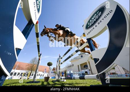 Redefin, Germania. 09 maggio 2021. Riders Tour, Grand Prix, gara di salto allo state Stud Redefin. Andre Thieme dalla Germania su Chakaria. Credit: Daniel Reinhardt/dpa/Alamy Live News Foto Stock