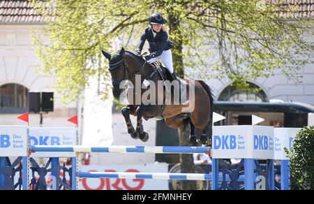 Redefin, Germania. 09 maggio 2021. Riders Tour, Grand Prix, gara di salto allo state Stud Redefin. Ebba Johansson dalla Svezia su Cantolar. Credit: Daniel Reinhardt/dpa/Alamy Live News Foto Stock