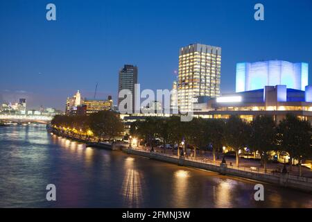 Vista serale del Teatro Nazionale sulla South Bank A Londra Foto Stock