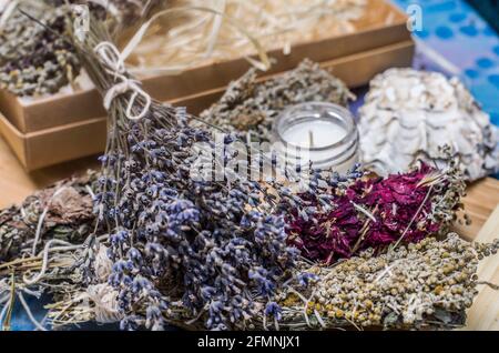 Grappoli di erba, sale aromatico, candela aromatica. Decorazione della casa, pulizia, trattamenti termali foto. Foto Stock