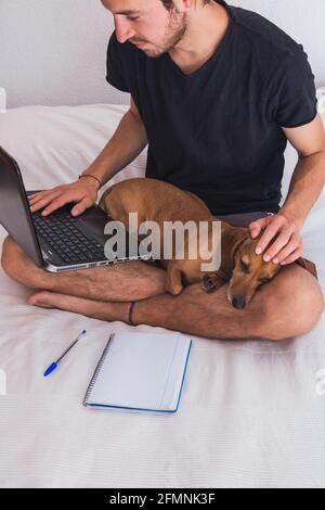 giovane uomo con cane che lavora Foto Stock