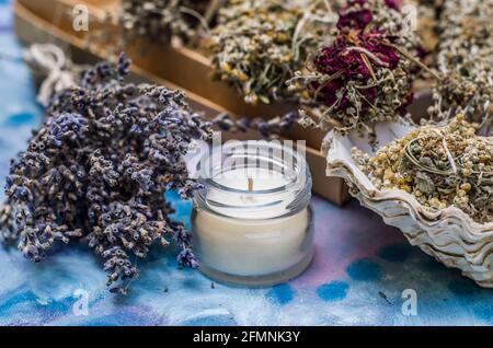 Grappoli di erba, sale aromatico, candela aromatica. Decorazione della casa, pulizia, trattamenti termali foto. Foto Stock